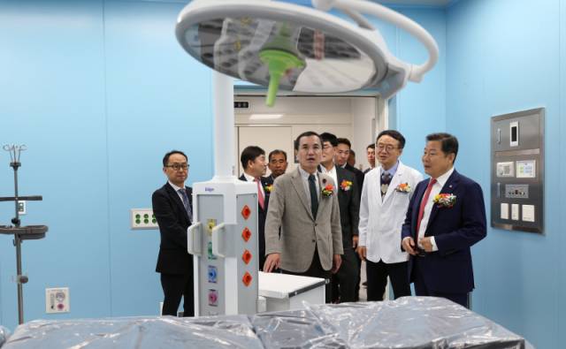 ▲ 강원 남부권 거점 공공병원인 삼척의료원 이전·신축 준공식이 1일 정상동 현지에서 김진태 지사와 이철규 국회의원, 김시성 도의장, 박상수 삼척시장, 권정복 삼척시의장 등을 비롯해 주민 200여명이 참석한 가운데 열렸다. 강원도 제공