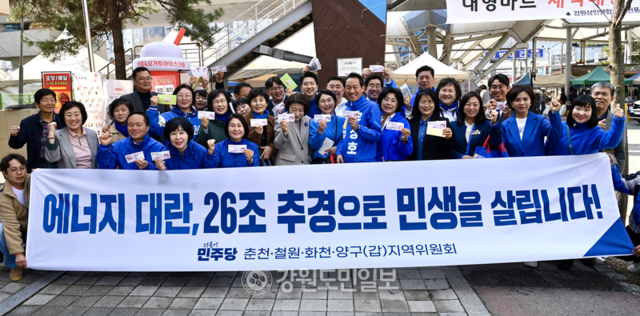 ▲ 우상호 더불어민주당 강원도지사 후보는 6·3 지방선거 민주당 춘천지역 예비후보 등과 함께 2일 춘천 풍물시장에서 전통시장 장보기 행사를 진행했다. 방도겸 기자