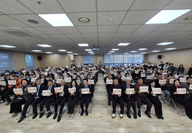 ▲ 춘천남부노인복지관(관장 김소영)이 127일간의 리모델링 공사를 마치고 2일 재개관했다.복지관은 이날 1층 대강당에서 지역 인사와 주민 등 300여 명이 참석한 가운데 재개관 기념행사를 개최했다.