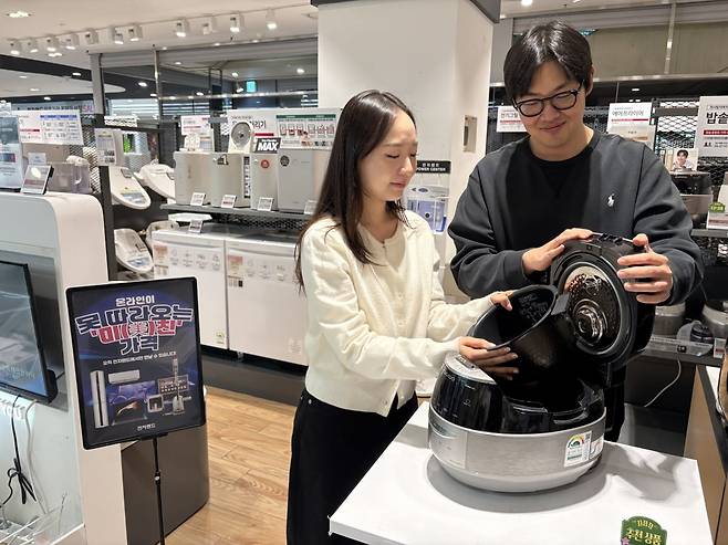 전자랜드 용산본점을 찾은 고객들이 특가 할인 밥솥을 살펴보고 있다. 사진=전자랜드 제공