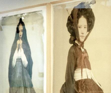 프랑스 파리 국립기메동양박물관에서 열리고 있는 ‘K-뷰티 한국의 미. 하나의 현상이 되기까지’ 전시에 단원 김홍도의 그림, 사진작가 한영수가 찍은 1950년대 명동 풍경, K팝 아이돌 관련 자료 등이 함께 나와 있다. /기메박물관·한영수문화재단 제공