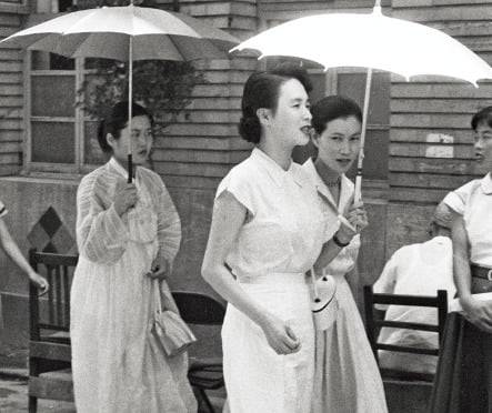 프랑스 파리 국립기메동양박물관에서 열리고 있는 ‘K-뷰티 한국의 미. 하나의 현상이 되기까지’ 전시에 단원 김홍도의 그림, 사진작가 한영수가 찍은 1950년대 명동 풍경, K팝 아이돌 관련 자료 등이 함께 나와 있다. /기메박물관·한영수문화재단 제공