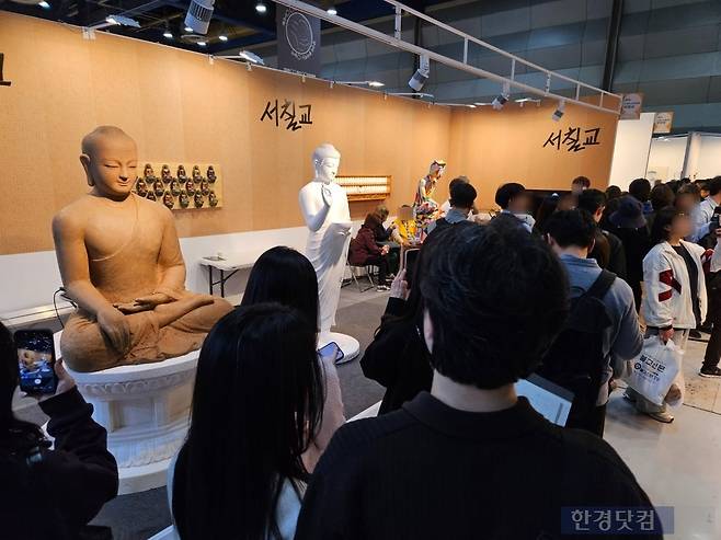 2일 오전 10시경 서울 강남구 코엑스에서 열린 '2026 서울국제불교박람회'에서 2030이 부스를 둘러보고 있다. / 사진=박수빈 기자