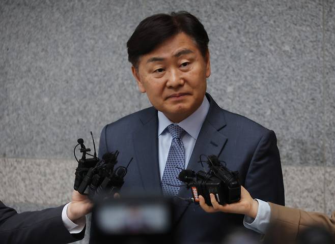 김관영 전북지사가 지난 1일 전북도청에서 기자들과 만나 돈 봉투 살포 의혹에 대해 해명하고 있다. 연합뉴스