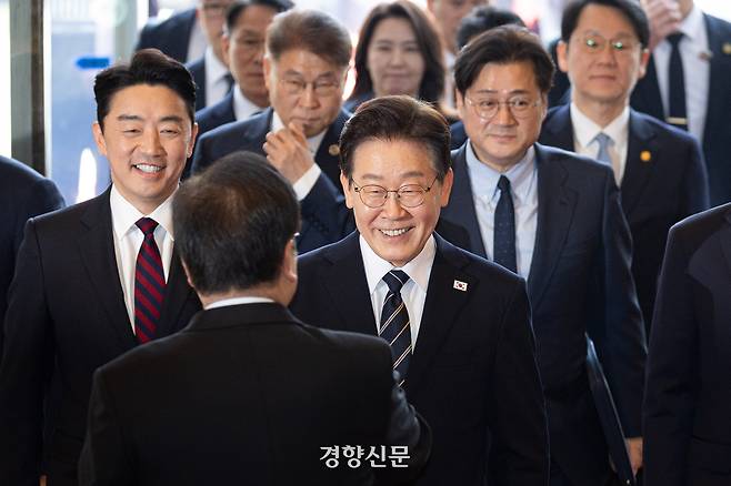 이재명 대통령이 2일 2026년도 추가경정예산안에 대한 시정연설을 하기 위해 국회를 찾아 우원식 국회의장과 인사하고 있다. 국회사진기자단