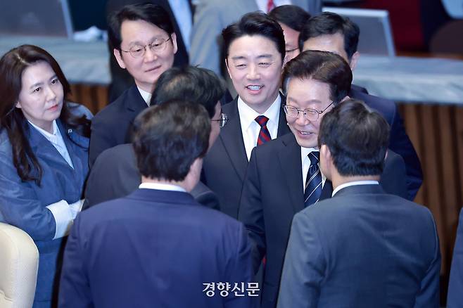 이재명 대통령이 2일 국회에서 2026년도 추가경정예산안에 대한 시정연설을 마친 뒤 송언석 국민의힘 원내대표와 인사하고 있다. 국회사진기자단