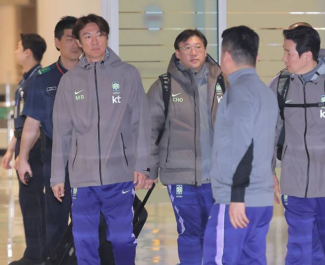 어색한 귀국길 홍명보 축구대표팀 감독이 유럽 원정 A매치 2연전을 마치고 2일 인천국제공항을 통해 귀국하고 있다. 연합뉴스