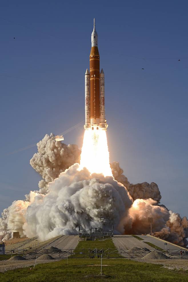 날아오르는 ‘달의 여신’ 달 탐사용 ‘오리온 우주선’을 실은 미 항공우주국(NASA)의 우주발사시스템(SLS) 로켓 ‘아르테미스 2호’가 1일(현지시간) 미 플로리다주 케네디우주센터에서 화염을 내뿜으며 날아오르고 있다. 우주비행사 4명을 태운 아르테미스 2호는 50여년 만에 이뤄지는 NASA의 첫 달 탐사 유인 우주선이다. UPI연합뉴스