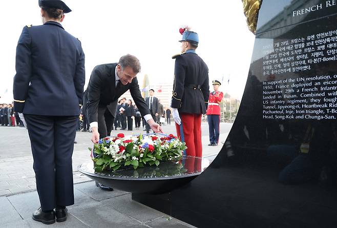애마뉘엘 마크롱 프랑스 대통령이 2일 서울 용산 전쟁기념관에서 헌화하고 있다. 연합뉴스