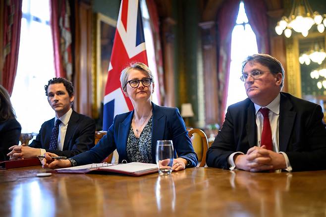 이베트 쿠퍼 영국 외무장관이 2일 열린 40여개국 외교장관들의 화상 회담에 참석하고 있다. 로이터연합뉴스