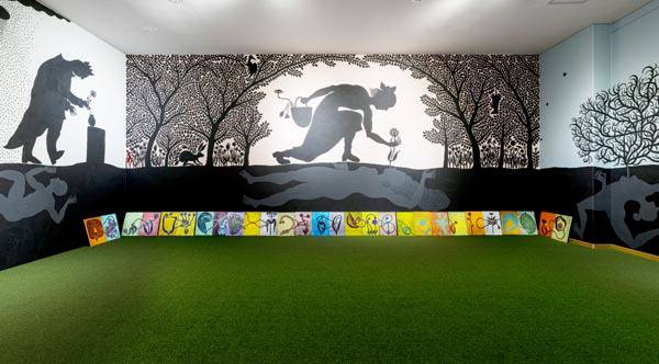 부산현대미술관 기획전 ‘코뿔소와 유니콘’에 전시된 작품들. 발린트 자코 작가의 설화를 바탕으로 제작한 벽화 ‘그 꽃을 따도 될까’. 부산현대미술관 제공