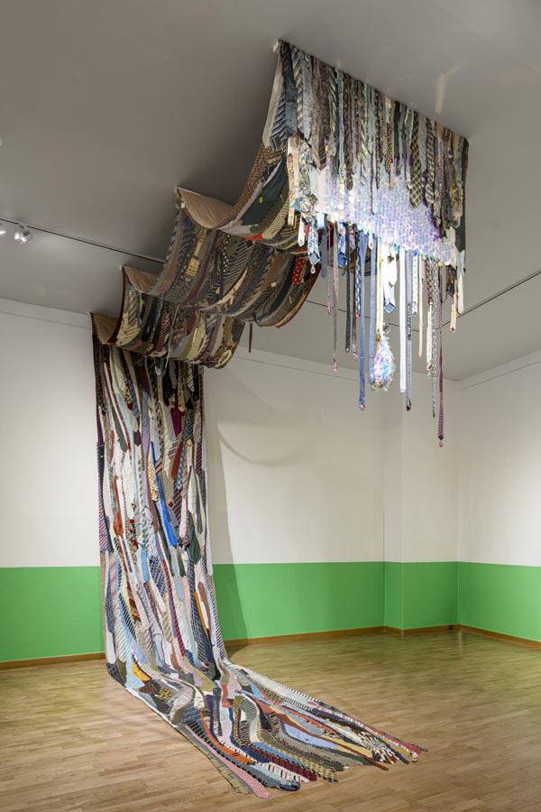 이정윤 작가가 ‘바리데기’를 재해석해 넥타이를 엮어 만든 ‘실크로드’.   부산현대미술관 제공