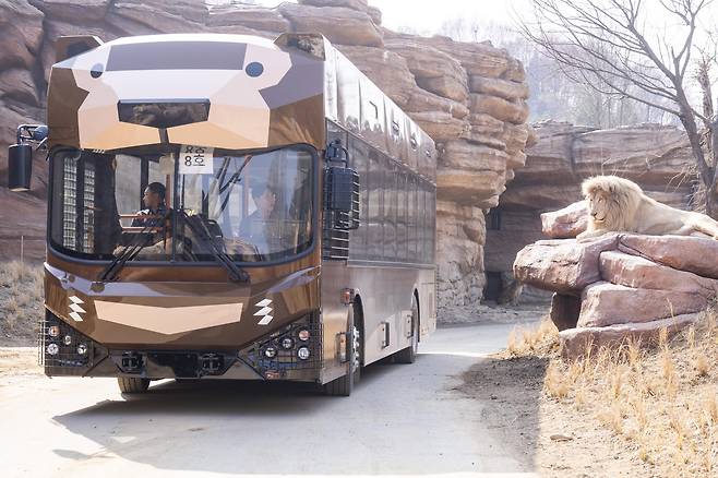 An EV bus drives around Safari World [EVERLAND]