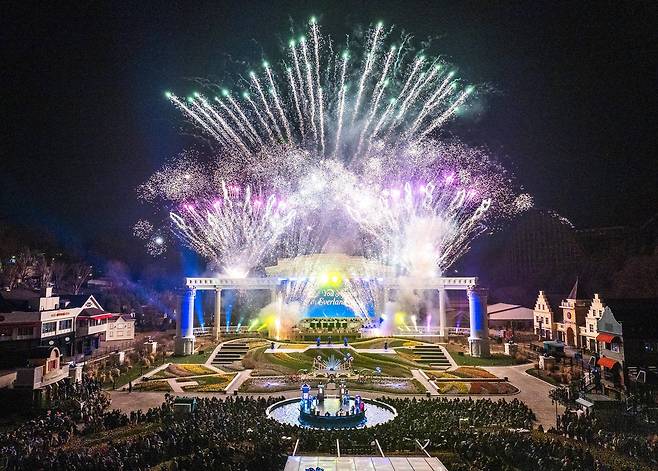 Everland's new multimedia fireworks show [EVERLAND]