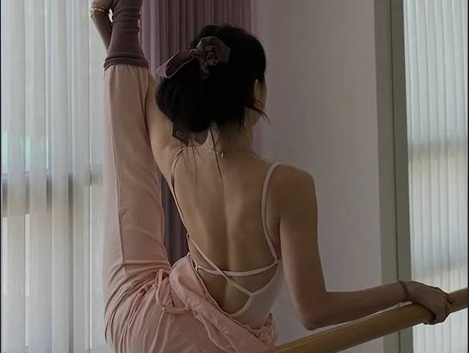 K-pop star-turned-actor Son Na-eun takes an amateur ballet class in a picture she posted on Instagram in September 2025. [SCREEN CAPTURE]