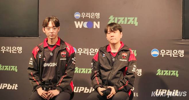 ‘스폰지’ 배영준(왼쪽)과 최인규 농심 레드포스 감독이 2일 오후 5시 서울 종로구 LCK 아레나에서 열린 디플러스 기아와의 2026 LoL 챔피언스 코리아(LCK) 정규 시즌 경기가 끝난 뒤 기자회견에 참석하고 있다. 송한석 기자