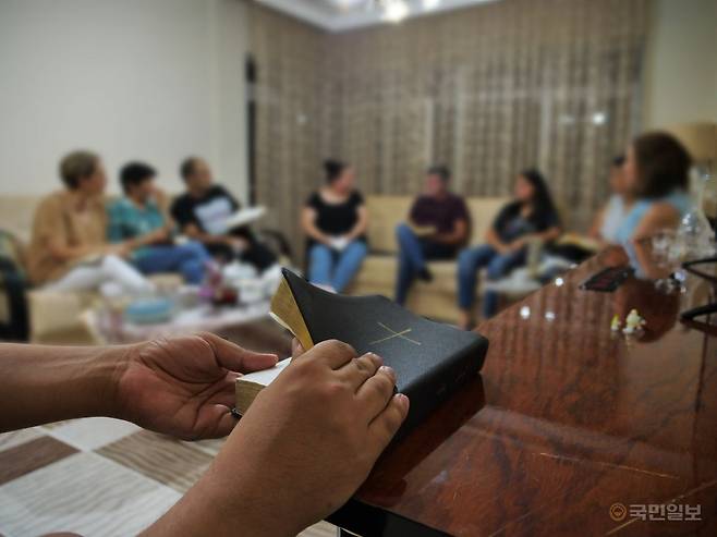 이란의 한 가정교회 교인이 전쟁 전 한 가정에서 진행된 신앙 모임에서 성경을 펼치고 있다. 엘람 미니스트리 제공