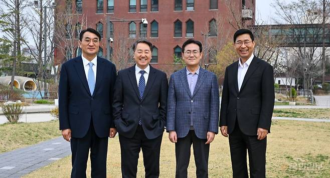 복음과도시 소속 4명의 목사들이 1일 서울 용산구 온누리교회 앞에서 환하게 웃고 있다. 왼쪽부터 이재훈 길성운 이인호 정명호 목사. 신석현 포토그래퍼