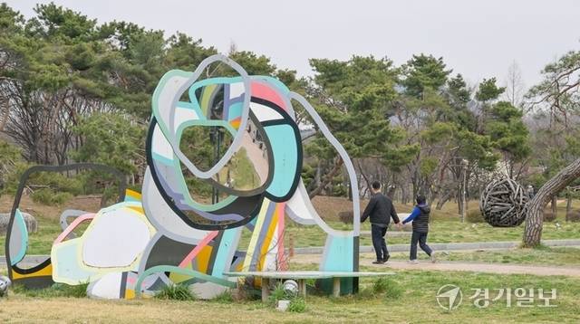 야외 전시장에서는 다양한 작가의 설치 작품을 만날 수 있다. 윤원규기자