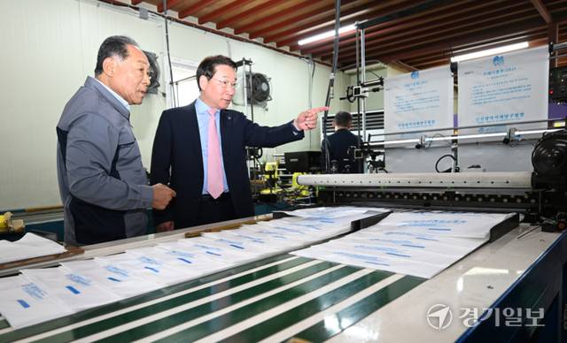 2일 인천 미추홀구 주안동 영광산업 작업 현장에서 유정복 인천시장(오른쪽)과 추영옥 대표(왼쪽)가 대화를 나누고 있다. 조병석기자