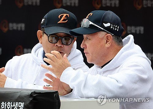 양상문 투수 코치(왼쪽)와 김경문 감독