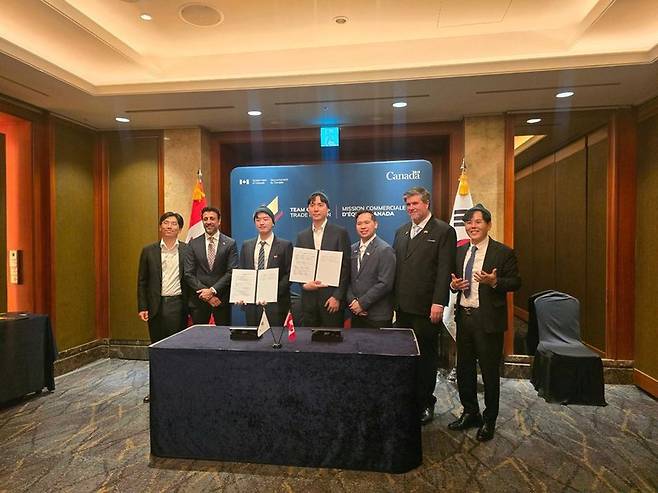 ◇ 캐나다 통상부 장관 마닌더 시두(왼쪽에서 두번째)와 주한 캐나다 대사 필립 나포르튠(왼쪽에서 여섯번째)이 입회한 가운데 Paul Kim, Greenhat Security, InBlock, 태광로펌 관계자들이 전략적 MOU 체결 후 기념촬영을 하고 있다.