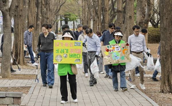 지엠한마음재단, 인천 부평서 플로깅 봉사…“임직원 참여 24% 늘었다” [사진 제공=한국지엠]