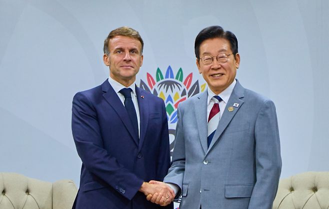 작년 11월 한-프 정상회담, 악수하는 이재명 대통령과 마크롱 대통령 [연합뉴스]