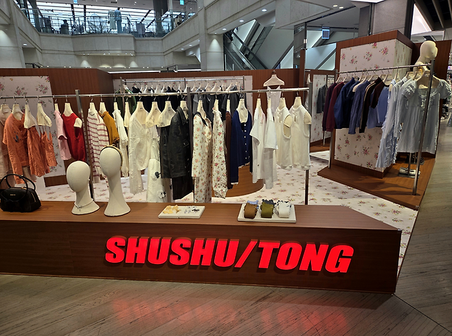 신세계백화점 강남점 4층 보이드 공간에 마련된 중국 디자이너 브랜드 슈슈통 팝업 매장 [김혜진 기자]