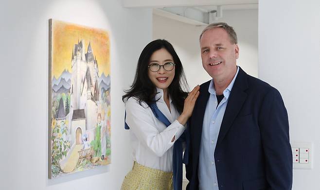 야리 라거(오른쪽), 권혜준 야리라거갤러리 공동대표가 서울 강남구에 있는 야리라거갤러리 서울에서 포즈를 취하고 있다. 이승환기자