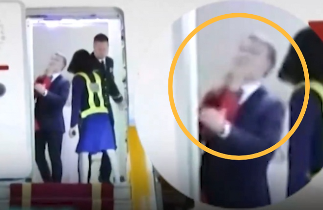 베트남 방문 당시 논란이 된 장면. [사진출처  = 영상 캡처]