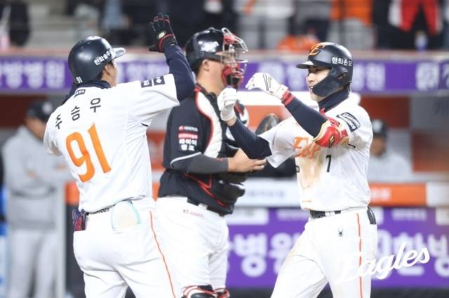 심우준이 1일 KT전에서 홈런을 친 뒤 기뻐하고 있다. 사진=한화 제공