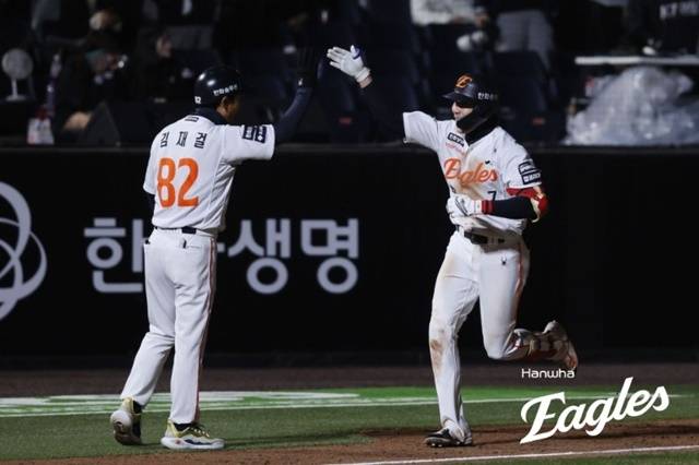 심우준이 1일 KT전에서 홈런을 친 뒤 베이스를 돌고있다. 사진=한화 제공