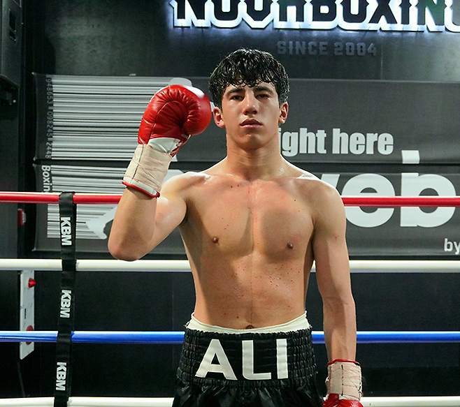 쇼흐루혼 보보무로도비치 아코비로프가 2026년 3월 노바복싱이 주최한 2026 WE BOX 신인왕전 슈퍼페더급 우승 기념 촬영을 하고 있다. 주관 및 인정을 맡은 KBM에는 ‘알리’라는 이름으로 등록했다. 사진=한국복싱커미션