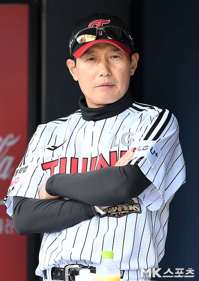3월 28일 서울 잠실야구장에서 ‘2026 프로야구’ KT 위즈와 LG 트윈스의 경기가 열렸다. KT는 사우어, LG는 치리노스가 선발로 나섰다. LG 염경엽 감독. 사진=천정환 기자