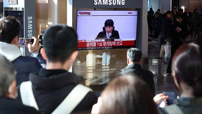2월19일 오후 서울 용산구 서울역에서 시민들이 '내란 우두머리 혐의' 윤석열 전 대통령의 1심 선고 공판 중계를 시청하고 있다. 윤 전 대통령은 1심에서 무기징역을 선고 받았다. /사진=뉴시스