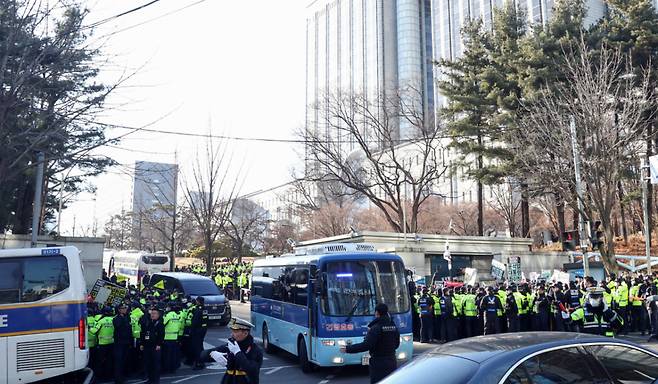 윤석열 전 대통령을 태운 호송차가 지난 2월19일 오후 서울 서초구 중앙지방법원을 나서고 있다. /사진=뉴스1