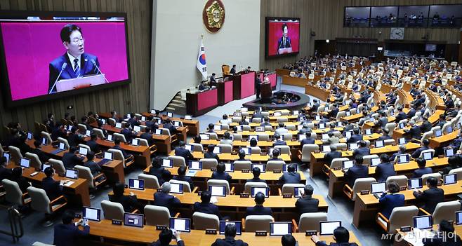 (서울=뉴스1) 이재명 기자 = 이재명 대통령이 2일 서울 여의도 국회에서 중동 사태 대응을 위한 추가경정예산(추경)안에 대한 시정연설을 하고 있다. 2026.4.2/뉴스1  Copyright (C) 뉴스1. All rights reserved. 무단 전재 및 재배포,  AI학습 이용 금지. /사진=(서울=뉴스1) 이재명 기자