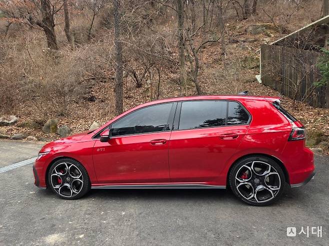 탄탄한 비율을 자랑하는 폭스바겐 골프 GTI의 측면부. GTI 전용 레드 브레이크 캘리퍼와 새롭게 디자인된 19인치 '퀸즈타운' 알로이 휠이 고성능 모델의 정체성을 드러낸다 /사진=최유빈 기자