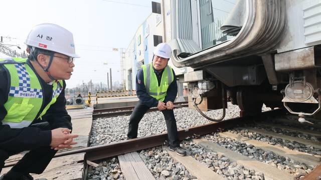 김태승 코레일 사장(사진 왼쪽)이 지난 달 27일 오후 경기도 시흥철도차량정비단에서 전동열차 연결기 부품을 점검하고 있다.