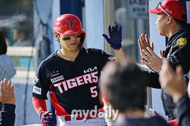 31일 서울 잠실야구장에서 열린 '2026 신한 SOL BANK KBO리그' LG 트윈스와 KIA 타이거즈 경기. KIA 김도영이 2회초 2사 2루에 투런포를 친 후 이범호 감독과 기뻐하고 있다./마이데일리