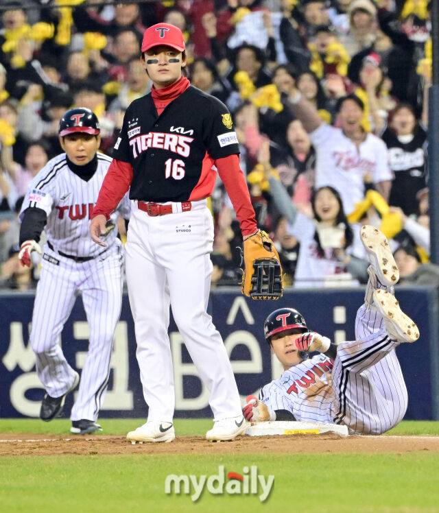 2026년 4월 1일 오후 서울 잠실구장에서 '2026 신한 SOL KBO리그' KIA 타이거즈와 LG 트윈스의 경기. LG 구본혁이 1회말 2사 1.3루서 3루수 앞 기습 번트 안타로 타점을 기록한 뒤 1루에서 넘어지고 있다./잠실=유진형 기자 zolong@mydaily.co.kr