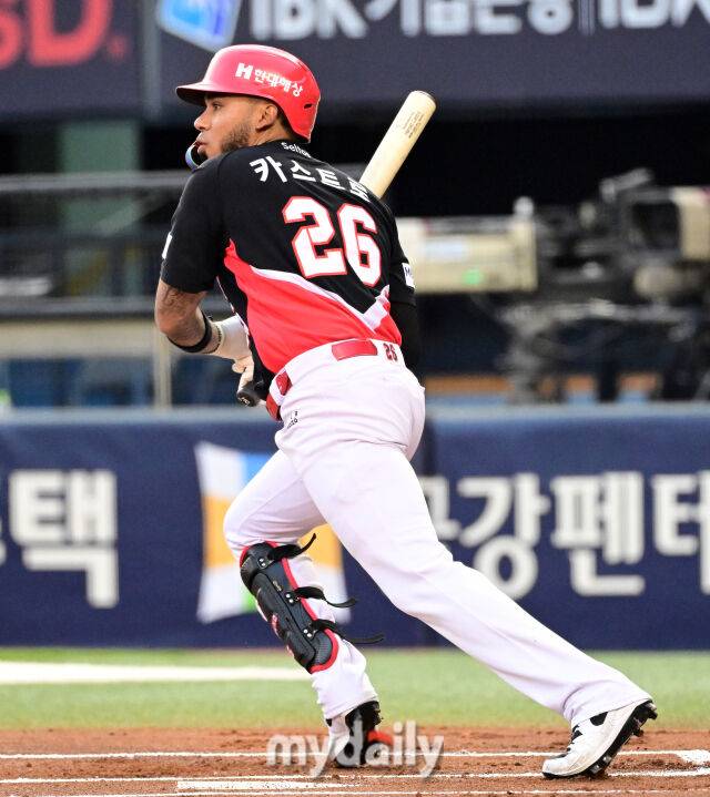 2026년 4월 1일 오후 서울 잠실구장에서 '2026 신한 SOL KBO리그' KIA 타이거즈와 LG 트윈스의 경기. KIA 카스트로가 1회초 무사 2루서 타격하고 있다./잠실=유진형 기자 zolong@mydaily.co.kr