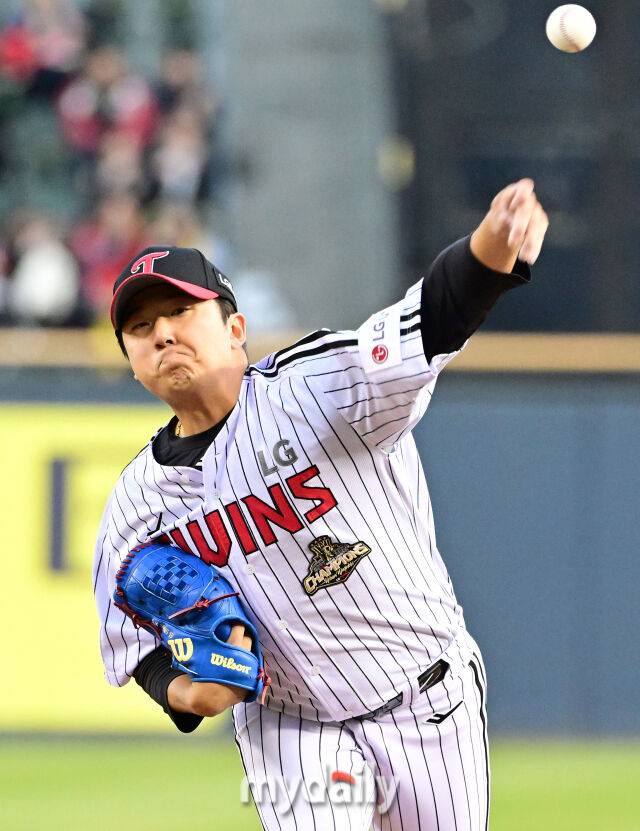 2026년 4월 1일 오후 서울 잠실구장에서 '2026 신한 SOL KBO리그' KIA 타이거즈와 LG 트윈스의 경기가 열렸다.LG 선발투수 송승기가 역투하고 있다./잠실=유진형 기자