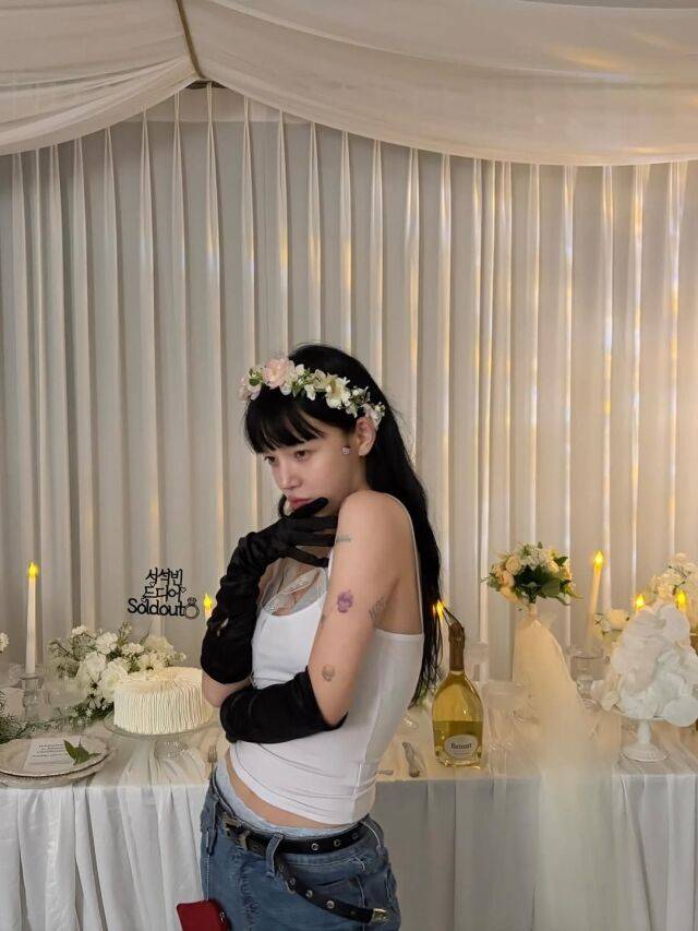 지민이 만우절을 맞아 깜짝 '결혼 발표'로 팬들을 놀라게 했다. / 지민 SNS