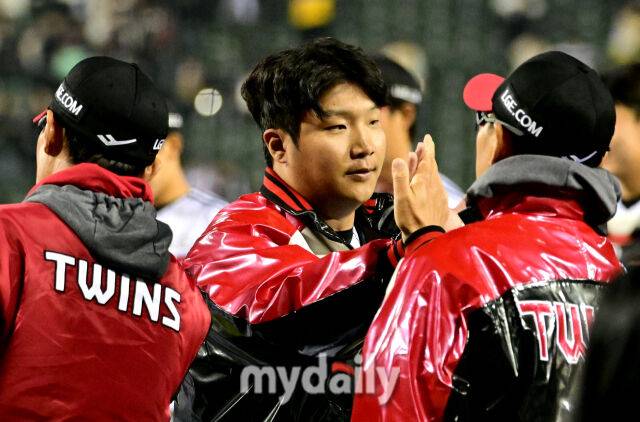 2026년 4월 1일 오후 서울 잠실구장에서 '2026 신한 SOL KBO리그' KIA 타이거즈와 LG 트윈스의 경기. LG 문보경이 7-2로 승리한 뒤 기뻐하고 있다./잠실=유진형 기자 zolong@mydaily.co.kr