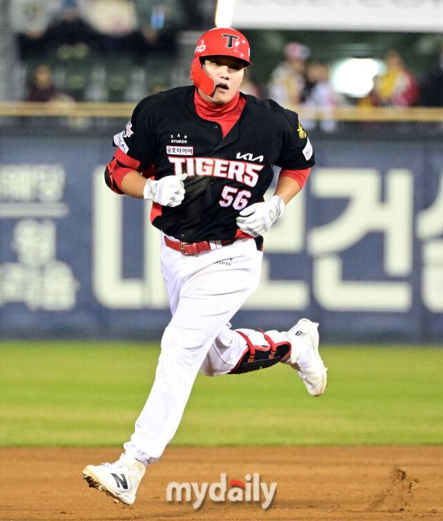 2026년 4월 1일 오후 서울 잠실구장에서 '2026 신한 SOL KBO리그' KIA 타이거즈와 LG 트윈스의 경기. KIA 오선우가 5회초 선두타자 홈런을 친 뒤 그라운드를 돌고 있다./잠실=힌혁승 기자 hanfoto@mydaily.co.kr