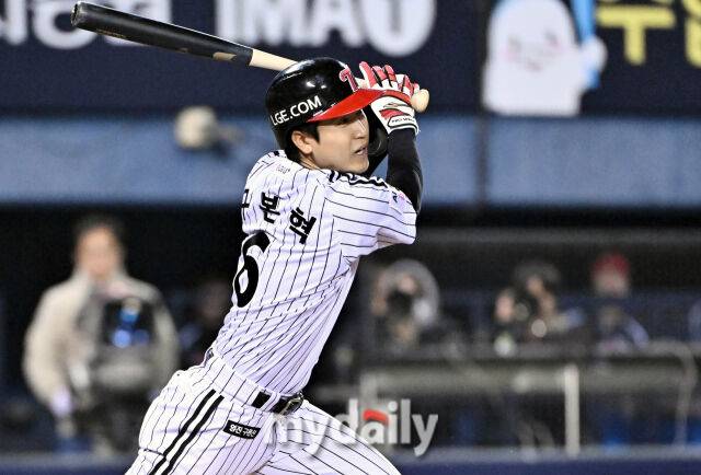 2일 오후 서울 잠실야구장에서 진행된 '2026 KBO리그' LG트윈스와 KIA타이거즈의 경기.LG 구본혁이 4회말 1사 만루서 1타점 내야 땅볼을 치고 있다./잠실=송일섭 기자