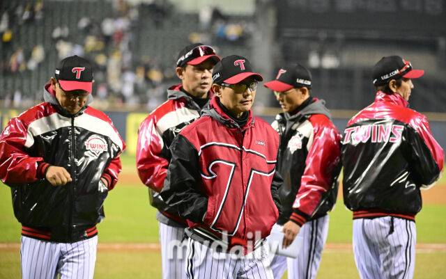 2026년 4월 1일 오후 서울 잠실구장에서 '2026 신한 SOL KBO리그' KIA 타이거즈와 LG 트윈스의 경기.LG 염경엽 감독과 코치들이 7-2로 승리한 뒤 야구장을 빠져나가고 있다./마이데일리