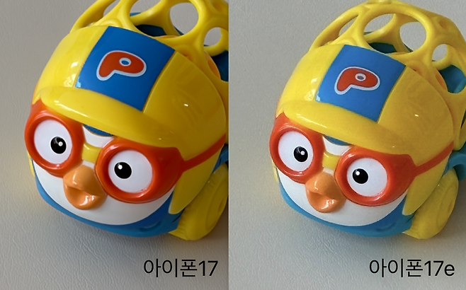 각각 아이폰17과 아이폰17e 카메라에서 10배 줌으로 촬영한 뽀로로 푸쉬카. [박혜림 기자/rim@]